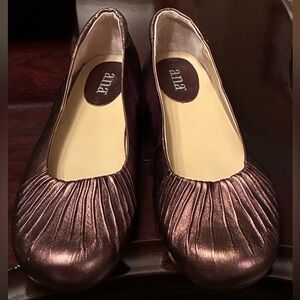a.n.a Women's Leather Metallic Brown Flats. Size 9M